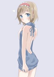  alice_margatroid alternate_costume backless_outfit blonde_hair blue_eyes blue_sweater blush closed_mouth commentary_request cowboy_shot female hairband heart highres lolita_hairband looking_at_viewer medium_hair pink_hairband simple_background solo sweater touhou tsuno_no_hito turtleneck turtleneck_sweater virgin_killer_sweater 