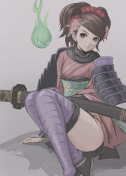  absurdres armor black_scarf brown_background brown_eyes brown_hair expressionless female flower hair_flower hair_ornament highres izuna_jinkuro japanese_armor japanese_clothes katana kimono looking_at_viewer momohime muted_color oboro_muramasa purple_thighhighs red_kimono scarf sheath sheathed shoulder_armor simple_background sitting sode solo sword thighhighs tyanoki weapon will-o'-the-wisp_(mythology) 