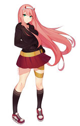  artist_name black_socks black_sweater breasts commentary_request darling_in_the_franxx female green_eyes hairband harukagi horns kneehighs large_breasts long_hair looking_at_viewer oni_horns pink_hair red_horns red_skirt simple_background skirt socks solo sweater white_background zero_two_(darling_in_the_franxx) 