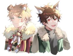  2boys animal_ears bell blonde_hair blue_eyes blush brown_hair closed_mouth commentary_request ensemble_stars! fox_ears green_eyes halloween_costume highres jacket kindo korean_commentary looking_at_viewer male_focus morisawa_chiaki multicolored_hair multiple_boys neck_bell open_mouth red_eyes short_hair smile streaked_hair takamine_midori twitter_username upper_body white_background zodiac_(ensemble_stars!) 