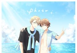  2boys beach blonde_hair blue_eyes blush brown_hair closed_mouth english_text ensemble_stars! highres jacket kindo looking_at_viewer male_focus morisawa_chiaki multicolored_hair multiple_boys open_mouth outdoors red_eyes ryuuseitai_(ensemble_stars!) scarf shirt short_hair simple_background sky smile swimsuit t-shirt takamine_midori v 