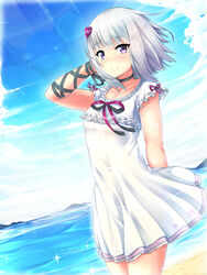  amau_(kosmos) beach black_choker black_ribbon blush bow choker closed_mouth commentary day dress female grey_hair hair_ornament heart heart_hair_ornament icetea looking_at_viewer ocean outdoors purple_bow purple_eyes ribbon short_hair short_sleeves smile sunlight virtual_youtuber white_dress yomemi 