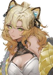  animal_ears bare_shoulders blonde_hair breasts cleavage closed_mouth dark-skinned_female dark_skin female genshin_impact highres jaguar_ears jaguar_girl light_smile long_hair looking_at_viewer marumoru multicolored_hair simple_background solo upper_body white_background xilonen_(genshin_impact) yellow_eyes 