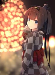  akizuki_(kancolle) akizuki_(yukata_mode)_(kancolle) alternate_costume black_hair blue_eyes blurry bokeh checkered_clothes checkered_kimono commentary_request cuon_(kuon) depth_of_field female hair_ornament hand_fan headband holding japanese_clothes kantai_collection kimono looking_at_viewer looking_back obi paper_fan ponytail sash smile solo uchiwa upper_body yukata 