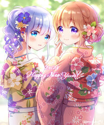  2021 2girls alternate_costume alternate_hairstyle blue_eyes blue_hair blush eyes_visible_through_hair floral_print flower from_behind gochuumon_wa_usagi_desu_ka? hair_between_eyes hair_bun hair_flower hair_ornament happy_new_year highres hoto_cocoa japanese_clothes kafuu_chino kimono long_sleeves looking_at_viewer looking_back mozukun43 multiple_girls new_year orange_hair parted_lips print_kimono purple_eyes single_hair_bun smile 