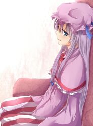  between_legs blue_eyes capelet commentary_request dress female hair_ribbon hand_between_legs hat long_hair looking_at_viewer patchouli_knowledge purple_dress purple_hair ram_hachimin ribbon sitting smile solo striped_clothes striped_dress touhou v_arms 