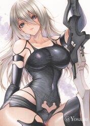  a2_(nier:automata) bare_shoulders black_camisole black_shorts blue_eyes breasts camisole collarbone cowboy_shot female grey_hair highres holding holding_sword holding_weapon large_breasts long_hair looking_at_viewer nier:automata nier_(series) pink_lips short_shorts shorts solo sword weapon yosaku_vs_hina 