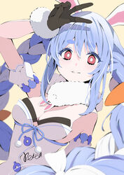  animal_ears arm_up bare_shoulders black_gloves black_leotard blue_hair braid breasts brown_background carrot_hair_ornament cleavage commentary_request detached_sleeves don-chan_(usada_pekora) dress female food-themed_hair_ornament fur-trimmed_gloves fur_trim gloves hair_between_eyes hair_ornament highres hololive hoshizaki_reita leotard long_hair medium_breasts multicolored_hair parted_lips puffy_short_sleeves puffy_sleeves rabbit_ears red_eyes short_eyebrows short_sleeves signature simple_background solo strapless strapless_dress strapless_leotard thick_eyebrows twin_braids twintails two-tone_hair usada_pekora usada_pekora_(1st_costume) virtual_youtuber white_dress white_hair white_sleeves 