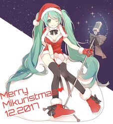  blush boots bow breasts capelet christmas cleavage commentary dated detached_collar dress female footwear_bow fur-trimmed_boots fur-trimmed_capelet fur-trimmed_dress fur-trimmed_gloves fur_collar fur_trim gloves green_eyes green_hair grin hat hatsune_miku highres holding holding_microphone_stand holding_sack long_hair merry_christmas microphone microphone_stand naruto_maki night night_sky one_eye_closed pom_pom_(clothes) red_capelet sack santa_costume santa_hat sitting sky smile solo sparkle star_(sky) starry_sky thighhighs twintails very_long_hair vocaloid 