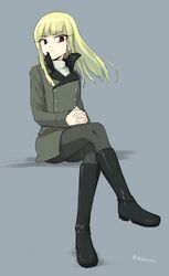  :x bags_under_eyes black_footwear black_pantyhose blonde_hair blue_background blunt_bangs boots coat commentary_request crossed_legs eyebrows female green_coat grete_m._gollob highres long_hair long_sleeves looking_at_viewer makaze_(t-junction) military military_uniform own_hands_clasped own_hands_together pantyhose popped_collar raised_eyebrows red_eyes signature simple_background sitting solo turtleneck uniform wind world_witches_series 