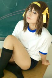  cosplay gym_uniform hair_ribbon hair_ribbons kneehighs kurenai photo ribbon suzumiya_haruhi suzumiya_haruhi_no_yuuutsu 