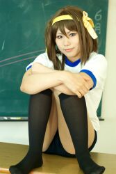  cosplay gym_uniform hair_ribbon hair_ribbons kneehighs kurenai photo ribbon suzumiya_haruhi suzumiya_haruhi_no_yuuutsu 