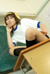  cosplay gym_uniform hair_ribbon hair_ribbons kneehighs kurenai photo ribbon suzumiya_haruhi suzumiya_haruhi_no_yuuutsu 