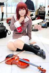  cosplay footwear hino_kahoko instrument kiniro_no_corda moeka moeka_(cosplayer) photo red_hair red_hair school_uniform serafuku socks violin 