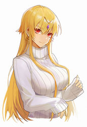  blonde_hair breasts closed_mouth commentary earrings fate/grand_order fate_(series) female gem genderswap_(mtf) gilgamesh_(caster)_(fate) gilgamesh_(fate) hair_between_eyes highres jewelry k7_(kk7_000) large_breasts long_hair long_sleeves looking_at_viewer red_eyes ribbed_sweater rule_63 simple_background sleeves_past_wrists smirk solo sweater symbol-only_commentary turtleneck turtleneck_sweater upper_body white_background 