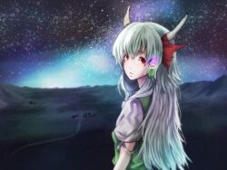  baten_(gei-vorugu) blurry commentary_request depth_of_field ex-keine female flower glowing hair_flower hair_ornament highres horizon horns kamishirasawa_keine long_hair looking_at_viewer looking_back night night_sky outdoors parted_lips puffy_short_sleeves puffy_sleeves red_eyes scenery short_sleeves sky solo star_(sky) starry_sky touhou upper_body village white_hair 