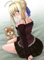  ahoge artoria_pendragon_(fate) bare_shoulders blonde_hair blush commentary_request fate/hollow_ataraxia fate/stay_night fate_(series) female frills green_eyes hair_ribbon highres lion looking_back nono_(noppodesu) official_alternate_costume ribbon saber_(fate) skirt solo stuffed_animal stuffed_lion stuffed_toy 