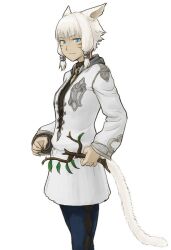  animal_ears blue_eyes cat_ears final_fantasy final_fantasy_xiv migo&#039;te miqo&#039;te pants pixiv_thumbnail resized samtx smile white_hair y&#039;shtola 