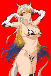  absurdres alternate_costume animal_print arknights arm_behind_head armpits arms_up bare_shoulders bikini blonde_hair blush breasts cleavage collarbone cow_print cow_print_bikini cow_print_gloves cow_print_thighhighs cowboy_shot dragon_girl dragon_horns dragon_tail elbow_gloves female gloves green_eyes grey_hair hair_between_eyes highres horns long_hair looking_at_viewer medium_breasts multicolored_hair navel no_earrings parted_lips pointy_ears print_bikini print_gloves print_thighhighs purple_hair red_background shu_(arknights) simple_background solo sonzai_soumei standing swimsuit tail thighhighs 