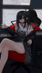  absurdres arknights black_choker black_hair black_jacket breasts choker closure_(arknights) commentary crossed_legs feet_out_of_frame female hair_ornament hand_up highres jacket large_breasts long_hair long_sleeves looking_at_viewer monitor multicolored_clothes multicolored_jacket off_shoulder on_chair open_clothes open_jacket pointy_ears puffy_long_sleeves puffy_sleeves red_eyes shirt side_ponytail sidelocks sitting solo t-shirt tesuryu thighs two-tone_jacket white_shirt 