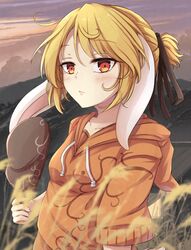  alternate_hairstyle animal_ears blurry blurry_foreground brown_hat closed_mouth cloud commentary drawstring female floppy_ears hat highres holding holding_clothes holding_hat hood hoodie looking_at_viewer neko_mata orange_hoodie outdoors ponytail rabbit_ears red_eyes ringo_(touhou) short_hair short_sleeves sky solo touhou unworn_hat unworn_headwear upper_body 