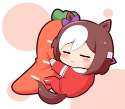  :3 =_= animal_ears body_pillow braid brown_hair carrot chibi closed_eyes commentary female gomashio_(goma_feet) half_up_braid horse_ears horse_girl horse_tail multicolored_hair pillow red_track_suit solo special_week_(umamusume) tail tracen_training_uniform track_suit two-tone_hair umamusume white_hair 