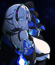  back bare_shoulders black_background black_hair blue_dress blue_eyes blunt_bangs breasts closed_mouth dress female first_stage_production from_side glowing glowing_eyes hair_over_one_eye highres hirowa_nagi huge_breasts light_smile looking_at_viewer medium_hair multicolored_hair simple_background solo streaked_hair upper_body virtual_youtuber white_hair yuyu_yura 