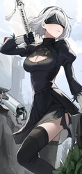  2b_(nier:automata) absurdres black_blindfold black_dress black_gloves black_hairband black_thighhighs blindfold breasts cleavage cleavage_cutout closed_mouth clothing_cutout commentary covered_eyes day dress feather-trimmed_sleeves female gloves hairband highres holding holding_sword holding_weapon juliet_sleeves long_sleeves medium_breasts mole mole_under_mouth nier:automata nier_(series) ori_(0rizuru) outdoors puffy_sleeves short_hair solo sword thighhighs weapon white_hair 