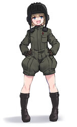  absurdres black_footwear black_gloves black_headwear blonde_hair blue_eyes boots commentary female full_body girls_und_panzer gloves green_jumpsuit helmet highres insignia jumpsuit katyusha_(girls_und_panzer) kimi_tsuru long_sleeves military military_uniform oerba_yun_fang pravda_military_uniform short_hair short_jumpsuit simple_background skin_fang smirk solo standing tank_helmet uniform white_background 