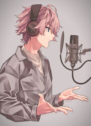  1boy collared_shirt from_side grey_background grey_shirt headphones highres long_sleeves looking_to_the_side male_focus microphone music open_mouth pink_hair pop_filter profile purple_eyes satomi_(stpri) shirt short_hair singing solo strawberry_prince studio_microphone utaite yoshino_stpr 