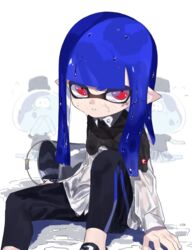  amatya anger_vein angry arm_support bad_id bad_pixiv_id black_leggings blue_hair blunt_bangs bucket collared_shirt commentary female frown glaring grimace highres inkling inkling_girl inkling_player_character jellyfish_(splatoon) leggings logo long_hair long_sleeves looking_at_viewer parted_lips pointy_ears print_leggings red_eyes shirt shoes simple_background single_vertical_stripe sitting solo splatoon_(series) splatoon_2 tentacle_hair water wet wet_clothes white_background white_shirt 