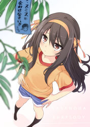  aged_down bamboo black_socks brown_eyes brown_hair commentary denim denim_shorts female from_above hair_ribbon hairband hands_on_own_hips highres kyon long_hair orange_shirt perspective ribbon shirt shorts socks solo suzumiya_haruhi suzumiya_haruhi_(young) suzumiya_haruhi_no_yuuutsu t-shirt tanabata tanzaku translated yellow_ribbon zero_(miraichizu) 