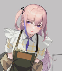  3_small_spiders absurdres apron arms_behind_back blush breasts commission female girls&#039;_frontline green_apron grey_background highres long_hair looking_at_viewer multicolored_hair official_alternate_costume open_mouth pink_hair purple_eyes shirt short_sleeves side_ponytail skeb_commission small_breasts smile solo st_ar-15_(girls&#039;_frontline) streaked_hair upper_body white_shirt 