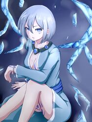  arm_tattoo bare_legs blue_background blue_eyes blue_gemstone blue_sash bracelet breast_tattoo breasts breath cleavage collarbone commentary_request detached_wings facial_tattoo feet_out_of_frame female gem grey_hair grey_kimono hair_between_eyes highres ice ice_wings irma_(mon-musu_quest!) japanese_clothes jewelry kimono knee_up leg_tattoo long_sleeves looking_at_viewer medium_breasts mon-musu_quest! mon-musu_quest:_paradox open_clothes open_kimono parted_lips partial_commentary raichi_(ddq0246) ringed_eyes sash short_hair simple_background sitting solo tattoo usekh_collar wings witch 