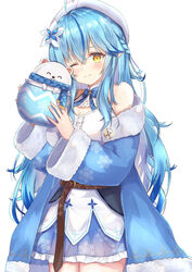  ahoge belt beret blue_coat blue_hair blue_skirt bow bowtie braid center_frills cleavage_cutout clothing_cutout coat colored_tips daifuku_(yukihana_lamy) female flower frills fur-trimmed_coat fur_trim hair_flower hair_ornament half_updo hat heart heart_ahoge highres hololive leather_belt long_hair looking_at_viewer multicolored_hair off_shoulder one_eye_closed pleated_skirt pointy_ears shirt skirt sleeveless sleeveless_shirt smile snowflake_print solo standing streaked_hair virtual_youtuber white_flower white_hat white_shirt yellow_eyes yukihana_lamy yukihana_lamy_(1st_costume) yuzuki4no 