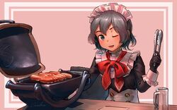  ;d alternate_costume black_eyes black_gloves black_hair bow bowtie commentary cup enmaided female food gloves griddle kaban_(kemono_friends) kemono_friends kemono_friends_3 looking_at_viewer maid maid_headdress mug one_eye_closed open_mouth pink_background red_bow red_bowtie sausage short_hair signature simple_background smile solo table tongs welt_(kinsei_koutenkyoku) 