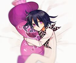  1boy black_hair checkered_clothes checkered_scarf danganronpa_(series) danganronpa_v3:_killing_harmony highres looking_at_viewer male_focus oma_kokichi on_bed pillow protected_link purple_eyes scarf short_hair soda_bottle solo straitjacket yokosuka_(jyamuojisan7) 