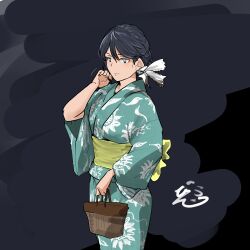  absurdres bag black_hair bow closed_mouth commentary_request cowboy_shot danjou female green_eyes green_kimono grey_background hair_between_eyes hairbow hand_up highres holding holding_bag isuzu_(kancolle) japanese_clothes kantai_collection kimono long_sleeves looking_ahead obi print_kimono sash signature solo wide_sleeves yellow_sash yukata 