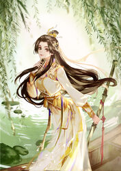  artist_request black_hair canoe chinese_clothes closed_mouth collared_dress condor_trilogy dress female hair_bun hair_ornament hand_in_own_hair hanfu highres huang_rong_(she_diao_ying_xiong_zhuan) leaf long_hair long_sleeves second-party_source she_diao_ying_xiong_zhuan sheath sheathed smile solo tassel the_legend_of_the_condor_heroes upper_body water willow yellow_dress 