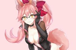  animal_ears arm_up bangs black-framed_eyewear black_choker black_leotard bow breasts choker cleavage closed_mouth collarbone eyebrows_visible_through_hair fate/grand_order fate_(series) fox_ears fox_girl fox_tail glasses hair_between_eyes hairbow large_breasts leaning_forward leotard long_hair over-kneehighs partially_unzipped pink_background pink_hair ponytail red_bow shiao sidelocks simple_background smile solo tail tamamo_(assassin)_(fate) tamamo_(fate)_(all) thighhighs very_long_hair yellow_eyes 