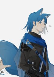  1boy absurdres animal_ears arknights armor black_gloves black_shirt blue_cape blue_eyes blue_hair cape chinese_commentary chinese_text commentary_request fox_boy fox_ears fox_tail from_side gloves guozhihanliangweida_10 highres long_sleeves looking_back male_focus open_mouth roy_(arknights) shirt short_hair shoulder_armor simple_background solo_focus sweatdrop tail tail_grab translated upper_body white_background 