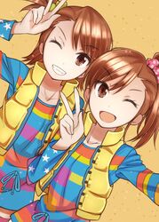  2girls ;d blue_ribbon brown_hair collarbone futami_ami futami_mami green_eyes green_scrunchie grin hair_ornament hair_scrunchie highres idolmaster idolmaster_(classic) long_hair long_sleeves looking_at_viewer multiple_girls one_eye_closed open_mouth pink_scrunchie plaid plaid_scrunchie polka_dot polka_dot_scrunchie ribbon scrunchie shirt short_hair siblings side_ponytail sisters smile standing star_(symbol) star_print striped_clothes striped_shirt suzumo70 swept_bangs twins v w yellow_background 