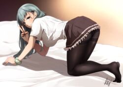  aqua_hair ass black_pantyhose breasts brown_skirt female frilled_skirt frills full_body green_eyes grin hair_ornament hairclip hanging_breasts highres kantai_collection kneeling large_breasts long_hair looking_at_viewer no_shoes on_bed pantyhose pleated_skirt scrunchie shirt short_sleeves skirt smile solo suzuya_(kancolle) tadokoro_nurikabe thighband_pantyhose v white_shirt wrist_scrunchie 