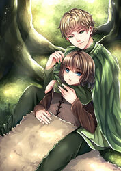  2boys a_song_of_ice_and_fire animification arakunae bad_id bad_tumblr_id blonde_hair blue_eyes blush bob_cut bran_stark brown_hair cape coat fur_coat grass green_eyes hug hug_from_behind jojen_reed multiple_boys open_mouth sitting smile tree 