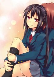  2girls back-to-back black_hair brown_hair commentary_request hirasawa_yui k-on! long_hair multiple_girls nakano_azusa ponishi. red_eyes sakuragaoka_high_school_uniform school_uniform twintails 