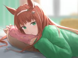  animal_ears blurry blurry_background blush brown_hair closed_mouth depth_of_field doughnut-shaped_pillow female from_side green_eyes green_sweater hairband highres horse_ears horse_girl long_hair long_sleeves looking_at_viewer looking_to_the_side lying on_stomach pillow silence_suzuka_(umamusume) sleeves_past_wrists smile solo sweater tadano_tarako umamusume upper_body white_hairband 