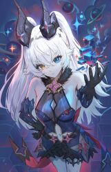  absurdres bare_shoulders black_gloves black_horns blue_background blue_dress blue_eyes breasts clothing_cutout collarbone crossed_bangs dress elbow_gloves female gloves grey_hair hair_between_eyes hand_on_own_hip hand_up heterochromia highres horns lindverne_sunbringer long_hair looking_at_viewer mangsik medium_breasts navel navel_cutout parted_lips see-through_clothes see-through_dress_layer solo sparkle sparkling_eyes yellow_eyes zenless_zone_zero 