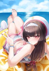  absurdres barefoot belt beret black_hair blush breasts chisa_(wuthering_waves) cloud cloudy_sky commentary feet female hat headband highres looking_at_viewer mimiz_000 nail_polish ocean red_eyes skirt sky swimsuit toenail_polish toenails toes untranslatable_commentary white_headband wuthering_waves 