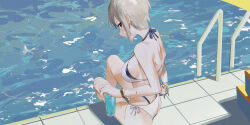  absurdres bikini black_eyes bracelet breasts commentary_request cup drink female from_behind grey_hair grin halterneck highres holding holding_cup holding_drink idolmaster idolmaster_cinderella_girls igawa_hikaru jewelry large_breasts looking_at_viewer looking_back pool pool_ladder poolside profile shiomi_syuko short_hair side-tie_bikini_bottom sitting smile soaking_feet solo swimsuit water white_bikini 