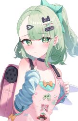  aria_(human)_(zenless_zone_zero) aria_(zenless_zone_zero) arm_warmers bag bare_shoulders black_choker blush character_print choker closed_mouth collarbone commentary_request female green_arm_warmers green_eyes green_hair hair_ornament hairclip highres looking_at_viewer nangong_yu official_alternate_costume pink_bag pink_shirt self_character_print shirt simple_background solo striped_arm_warmers sunna_(delusions_in_business)_(zenless_zone_zero) sunna_(zenless_zone_zero) takeroku upper_body white_background white_wings winged_bag wings zenless_zone_zero 